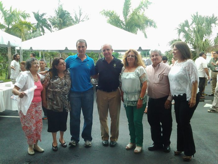 Carlos Gimenez and the Hialeah boletera smile for the camera