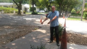A resident thanks Cason for his sidewalk, because the mayor is the one who made it happen.