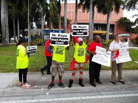 More protesters than audience at Carlos Gimenez SOTC